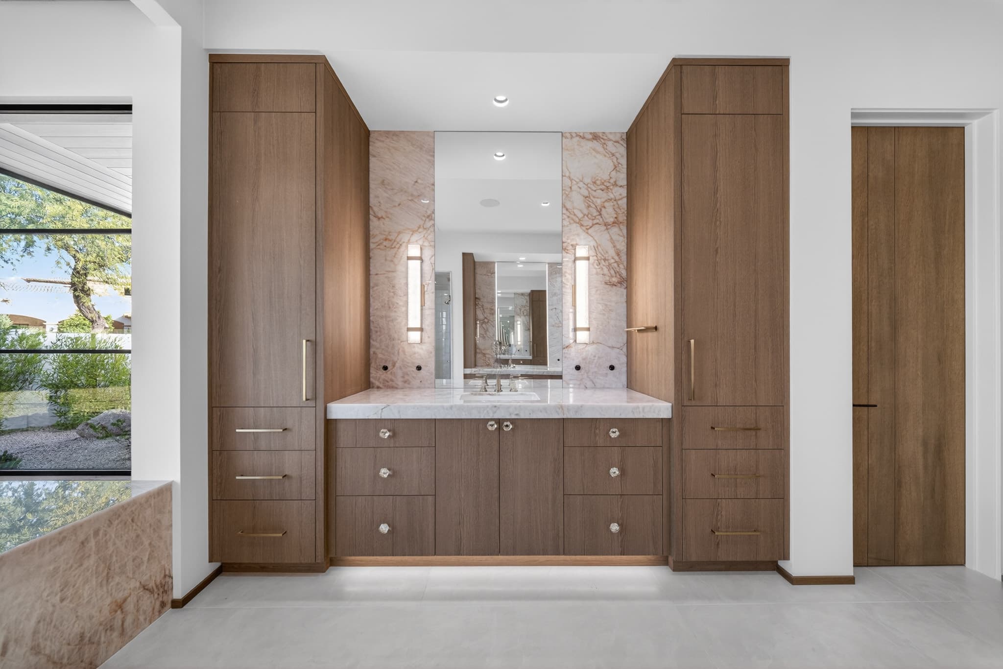 Luxury primary bath tub